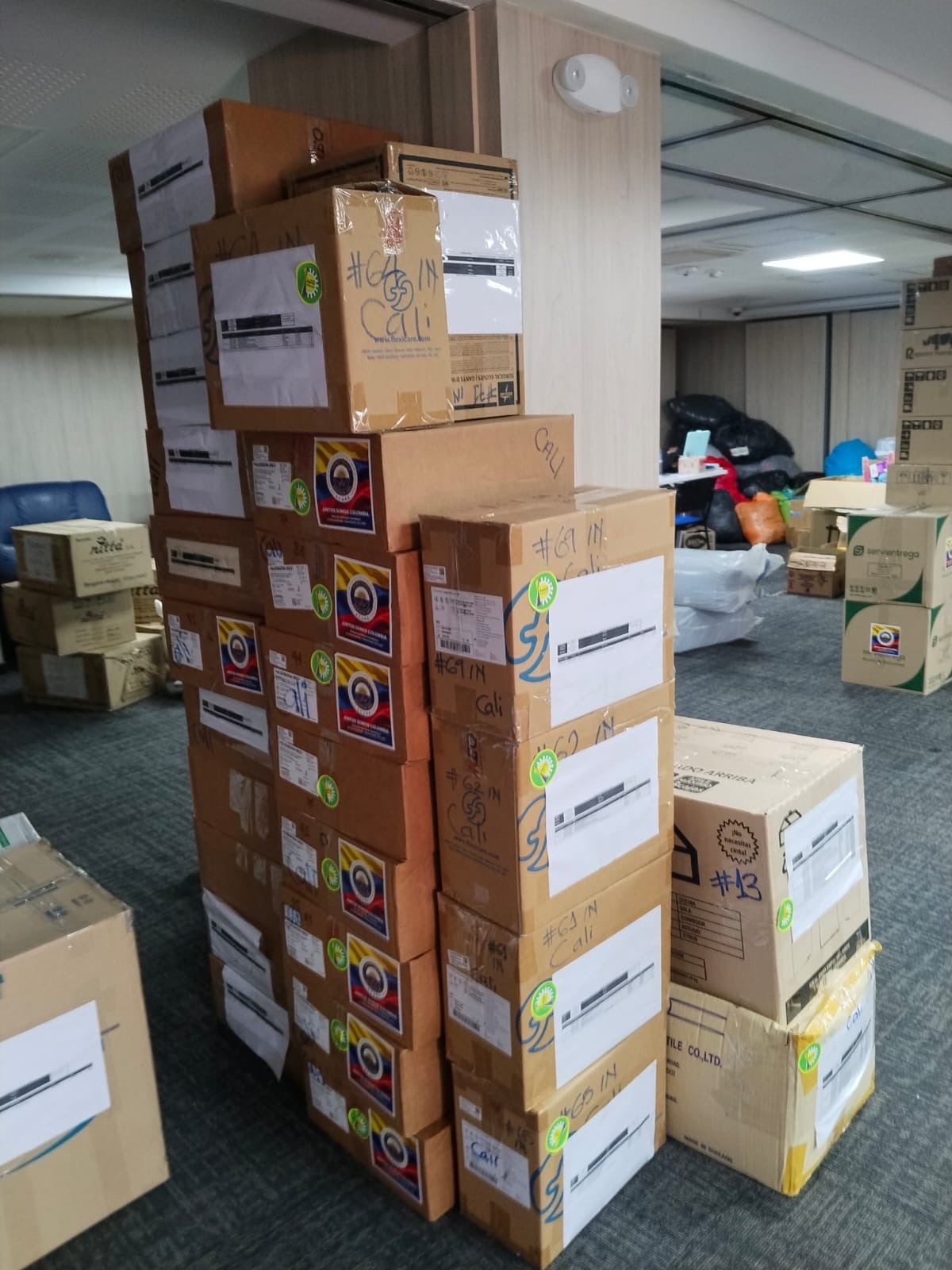 Cajas de donaciones con el sello Juntos Somos Colombia marcadas con destino a Cali.