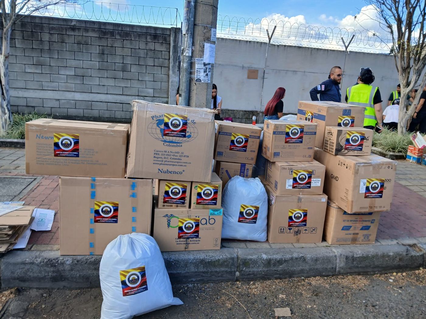 Cajas de donaciones identificadas con el logo de Juntos Somos Colombia, listas para despacho.